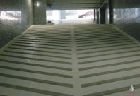 Бетонные полы с полимерным покрытием в паркинге. Бетонные стяжки с полимерным покрытием на этажах